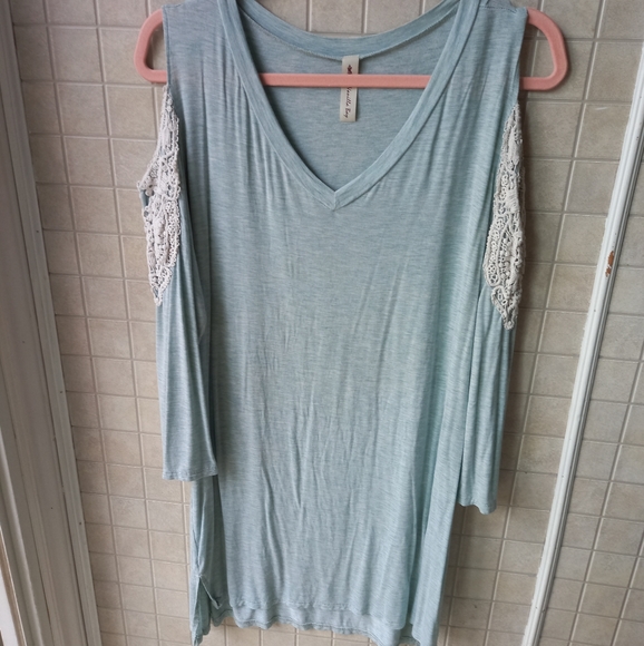 Vanilla Bay cold shoulder top - Picture 2 of 2